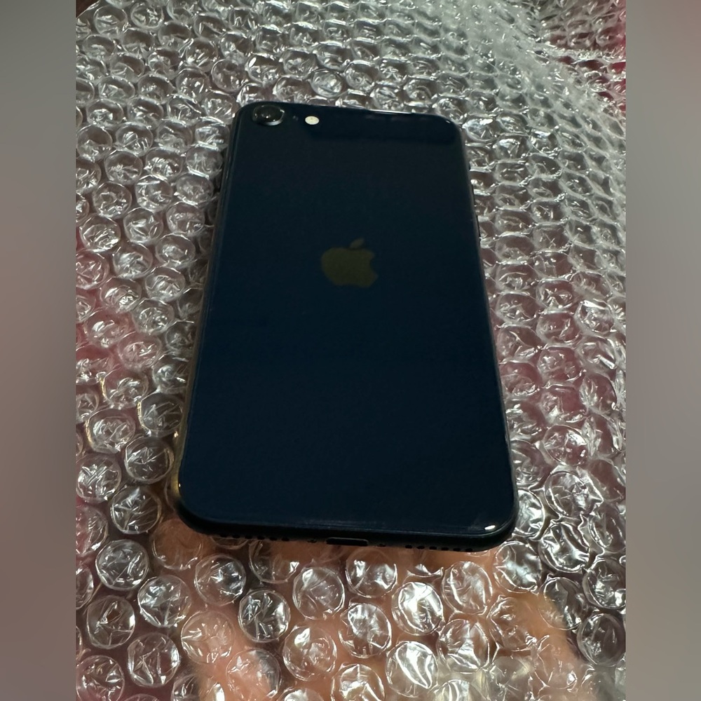 Almost new IPHONE SE 2022( 3rd Gen) Midnight colour 99%battery health